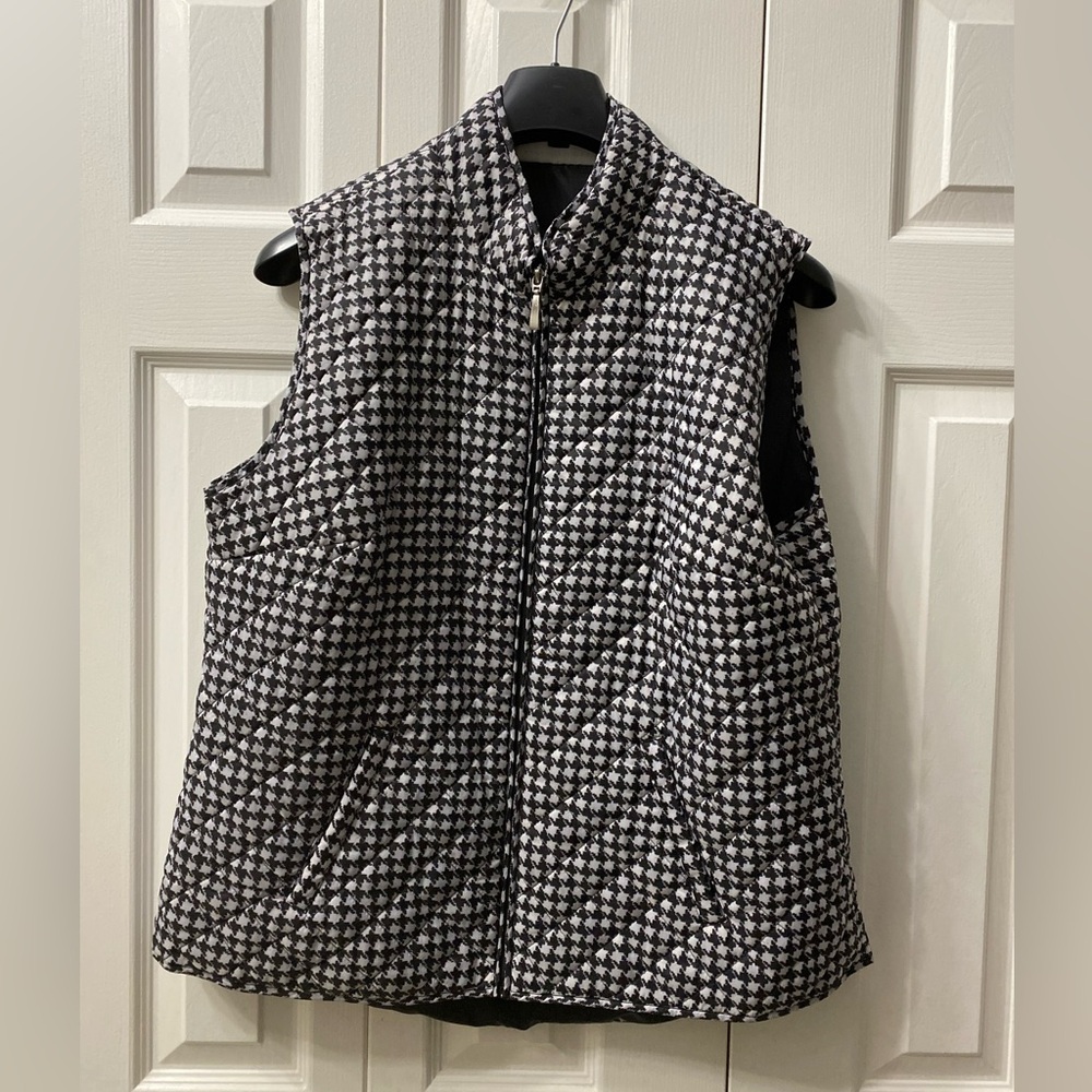 Women’s Black & White Houndstooth Vest; Size Large; Karen Scott. Polyester blend